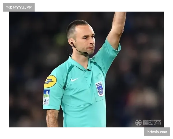 欧联杯名哨马克列专访：揭秘执法高压比赛的心理与应对策略